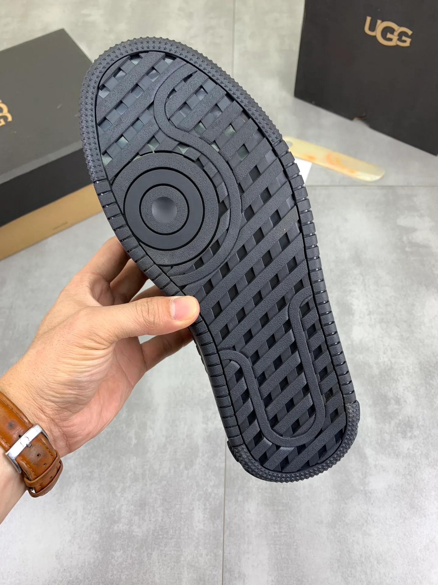 Men's Men's Shoes P620 [New Style] 💰 🆘 "Real Wool" [UGG] 👉 Popular men's shoes official website synchronization 🔰 Genuine quality [proud] is not comparable to the imitations in the general market 🌀 The upper is imported Italian frosted cowhide, and the lining: foot pad 🅰️ grade 🐑 real wool 👻 Only Grade A can show the effect The hand feels smooth and delicate 🔱The shoe shape is grand, only genuine factories can achieve it 🎄The perfect toughness of the original outsole 👻⬛️ allows customers to bid farewell to one-time consumption. Real wool lining, super warm. 3️⃣Colors available Sizes: 38-44